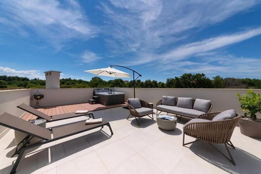 Strešná terasa s výhľadom na krajinu neďaleko Poreču v Chorvátsku.