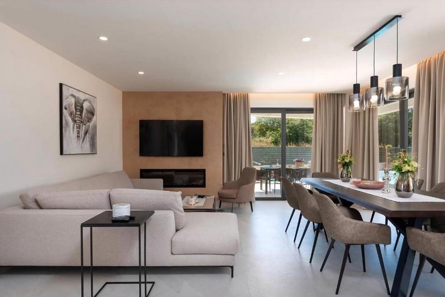 Obývacia izba s jedálňou a smart TV