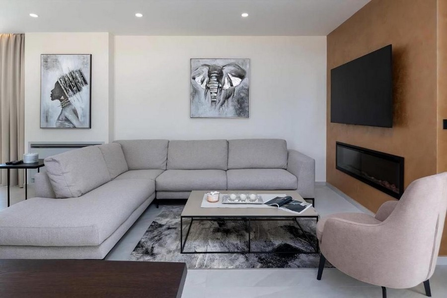 Pohovka v obývacej izbe s nástennými maľbami