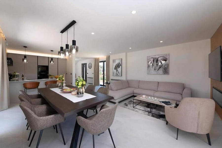 Priestranný obývací priestor a jedálenský kút