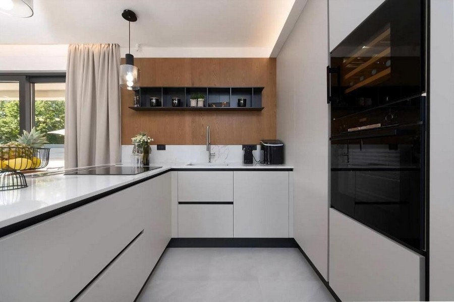 Moderná kuchynská linka so vstavanými spotrebičmi