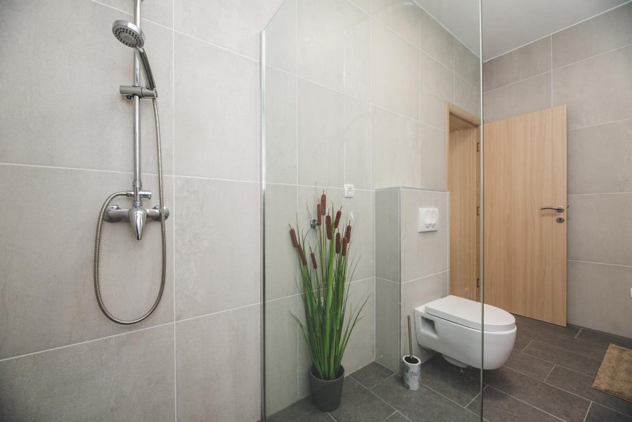 Moderná kúpeľňa so sprchovacím kútom