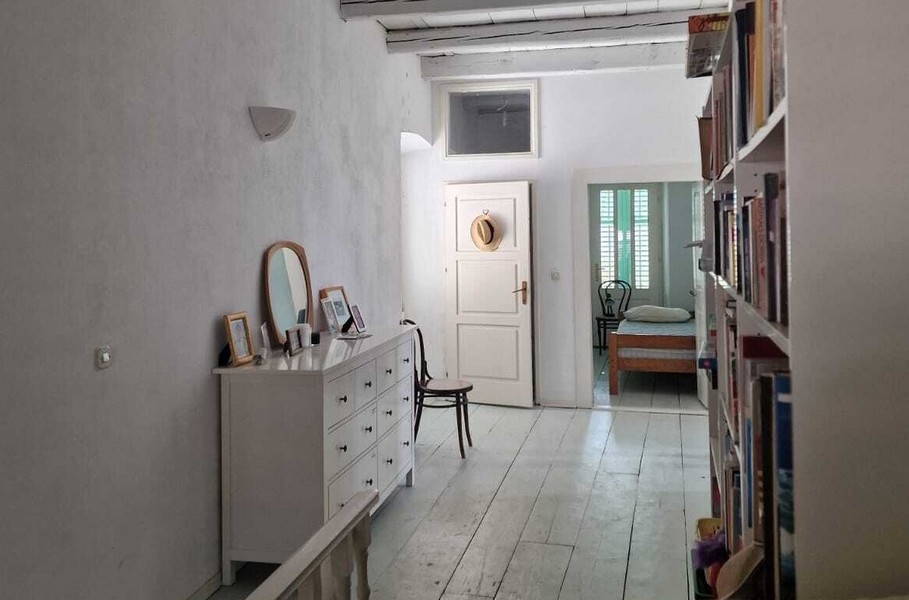 Predsieň s policou a vstupom do spálne