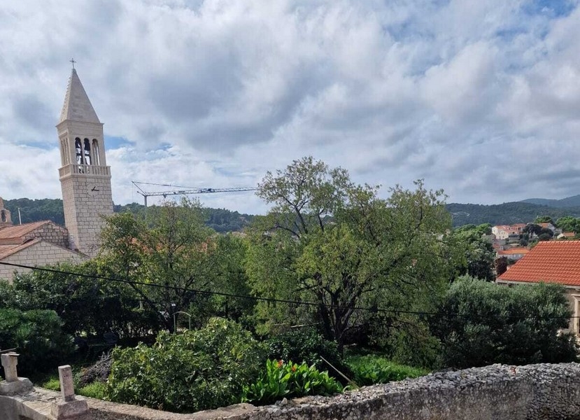 Pohľad na kostolnú vežu a staré mesto