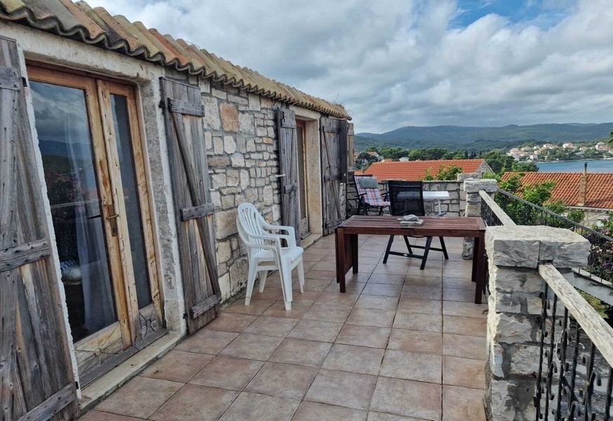 Kamenná terasa s výhľadom na more