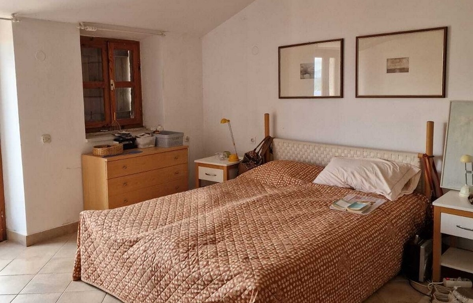 Spálňa s manželskou posteľou a komodou