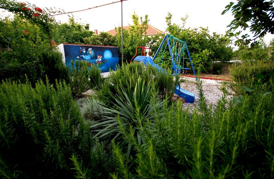 Detské ihrisko v záhrade s množstvom zelene