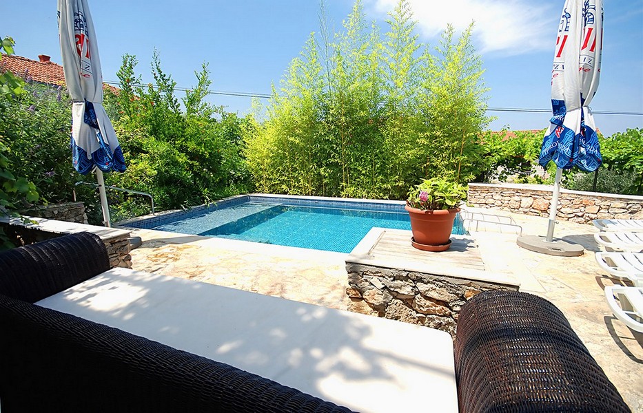 Bazénová časť s prírodným kameňom a sedením