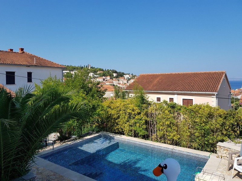 Výhľad na bazén a more s okolím