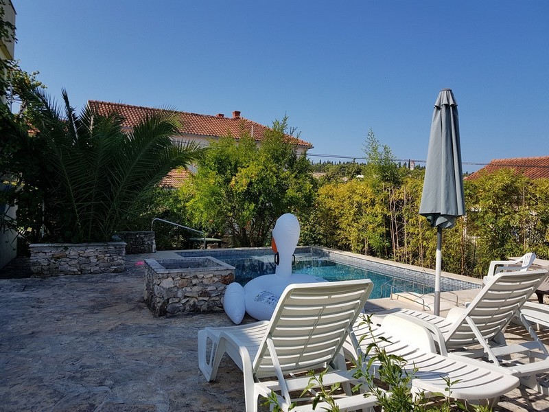 Slnečná terasa s bazénom a ležadlami