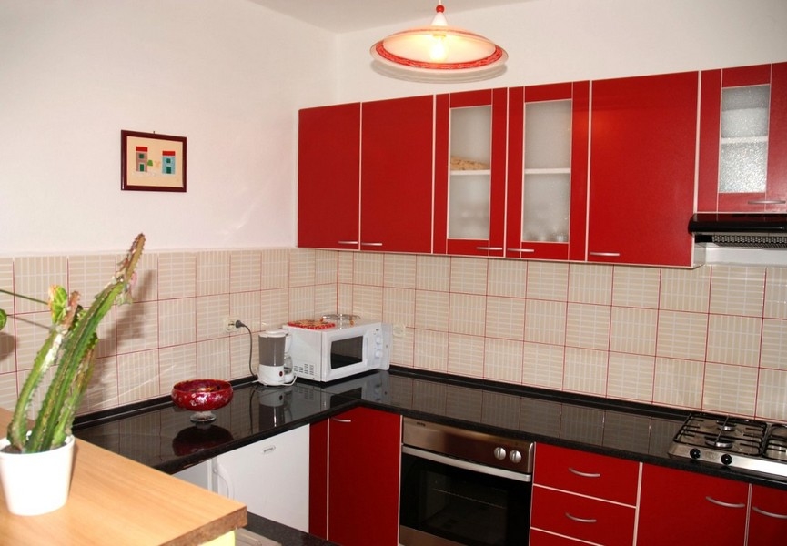 Kuchyňa s červenými vstavanými skriňami