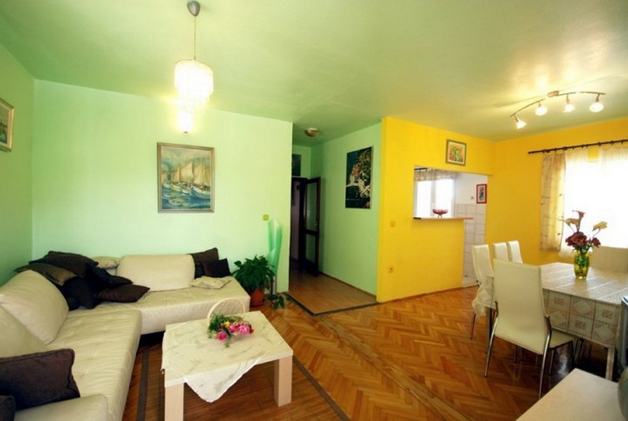 Obývacia izba s pohovkou a jedálenským kútom