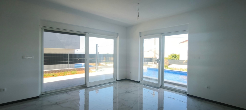 Obývacia izba a výhľad na bazén nehnuteľnosti H3574.