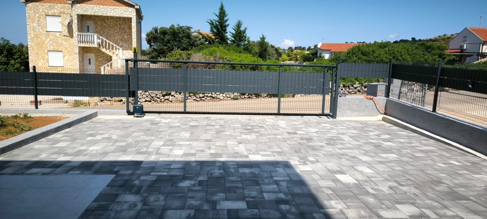 Strážené vonkajšie parkovacie miesto pri objekte H3574.