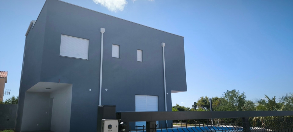 Nová vila s bazénom a výhľadom na more.