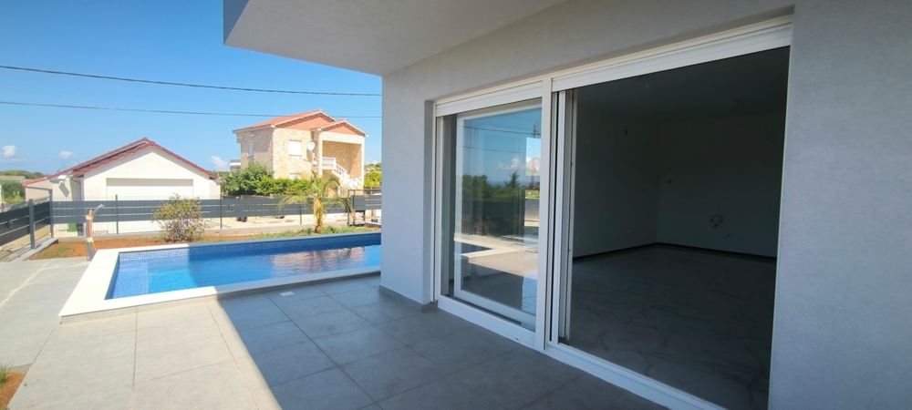 Bazén na terase na prízemí.