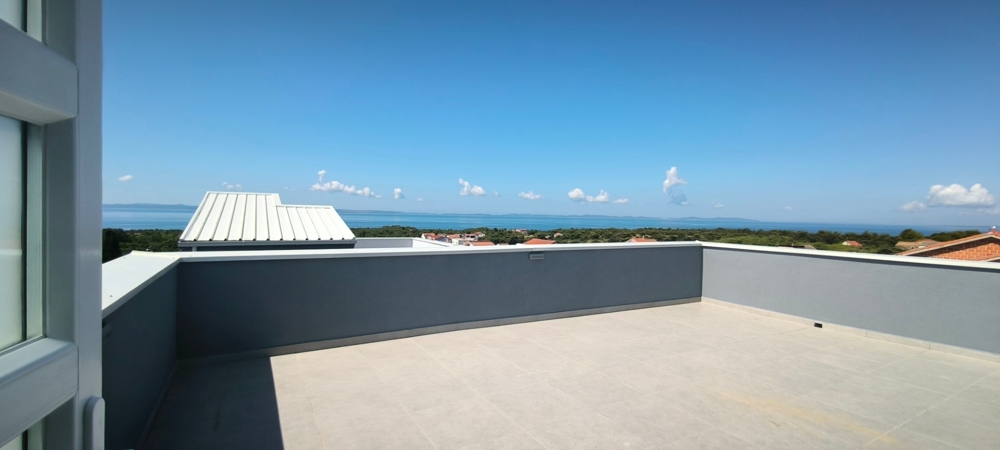 Strešná terasa s krásnym výhľadom na more.