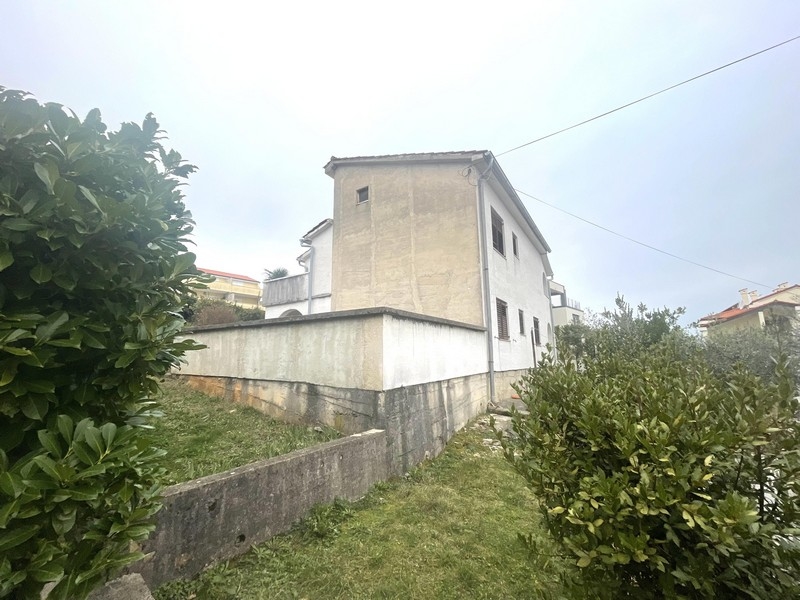 Nehnuteľnosť s výhľadom na zadnú časť domu