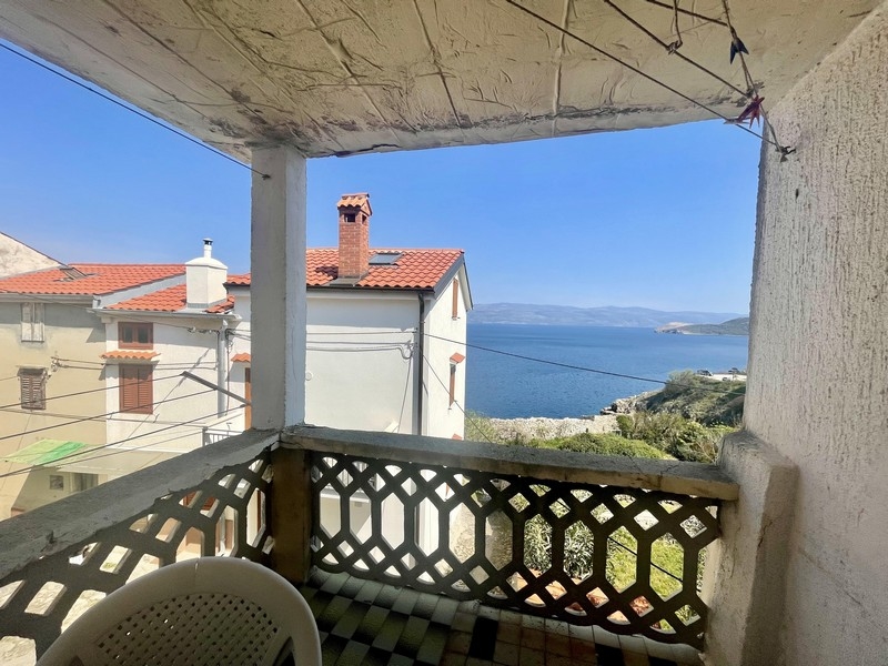 Výhľad na more z terasy nehnuteľnosti H3580 na Krku vo Vrbniku.