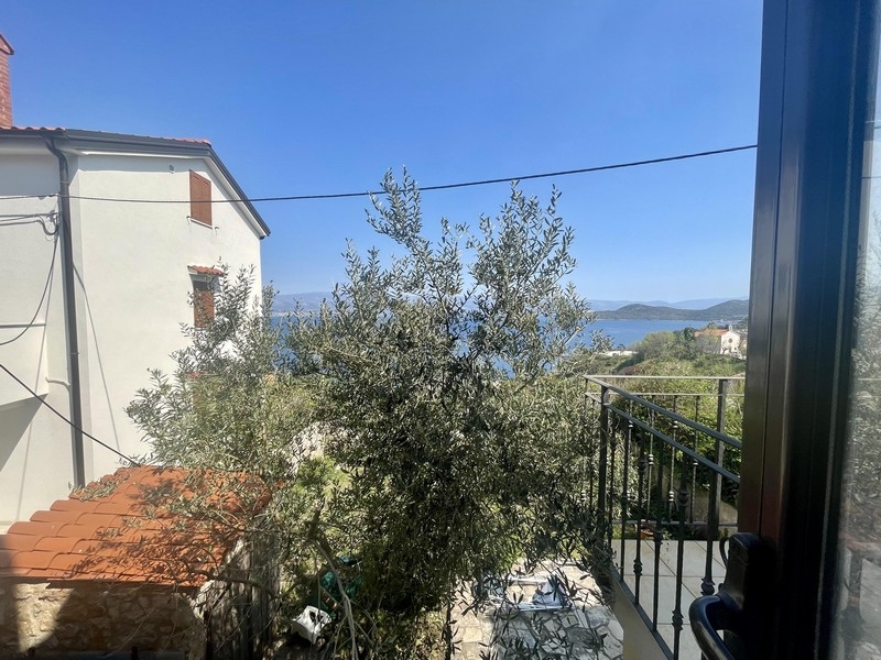 Výhľad na more z balkóna s olivovníkom v popredí