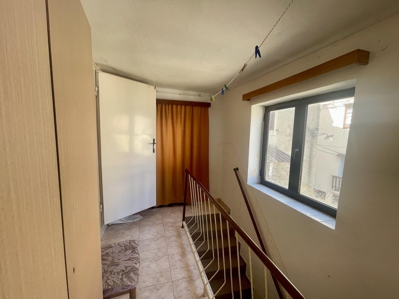 Schodisko s oknom a šnúrou na bielizeň