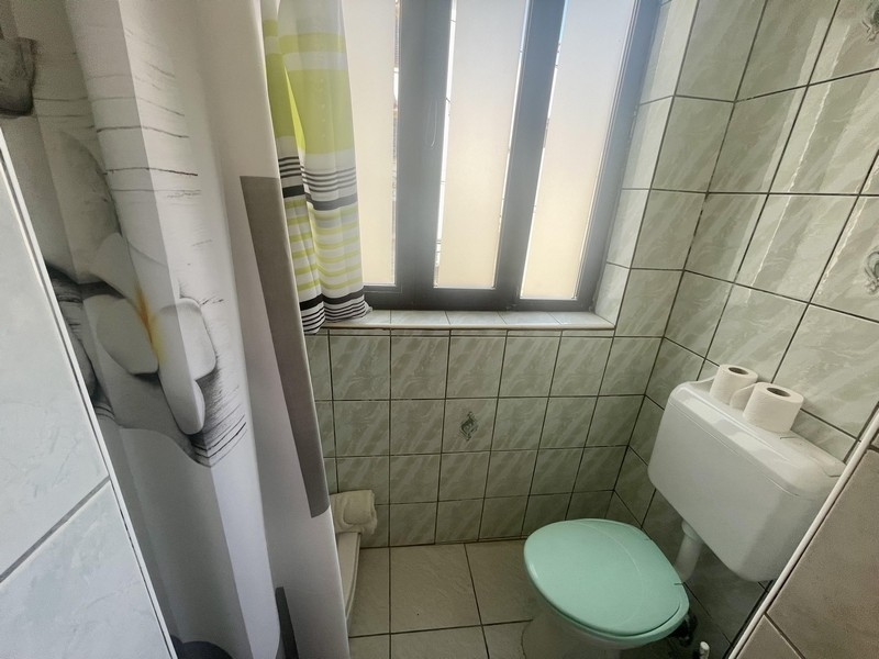 Kúpeľňa so sprchovacím kútom, WC a oknom