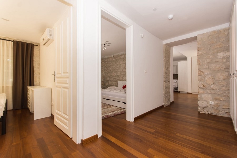 Predsieň s prístupom do niekoľkých spální