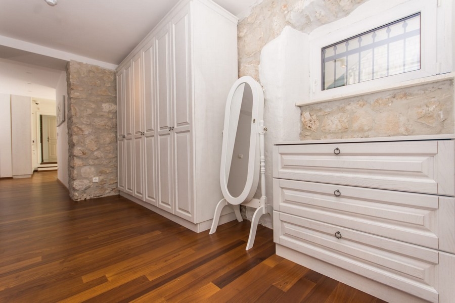 Šatňa so vstavanými skriňami a zrkadlom