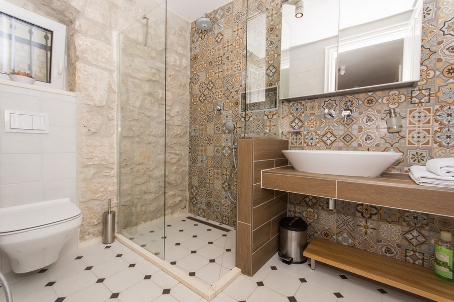 Kúpeľňa so sprchovacím kútom, bidetom a vzorovanými obkladmi