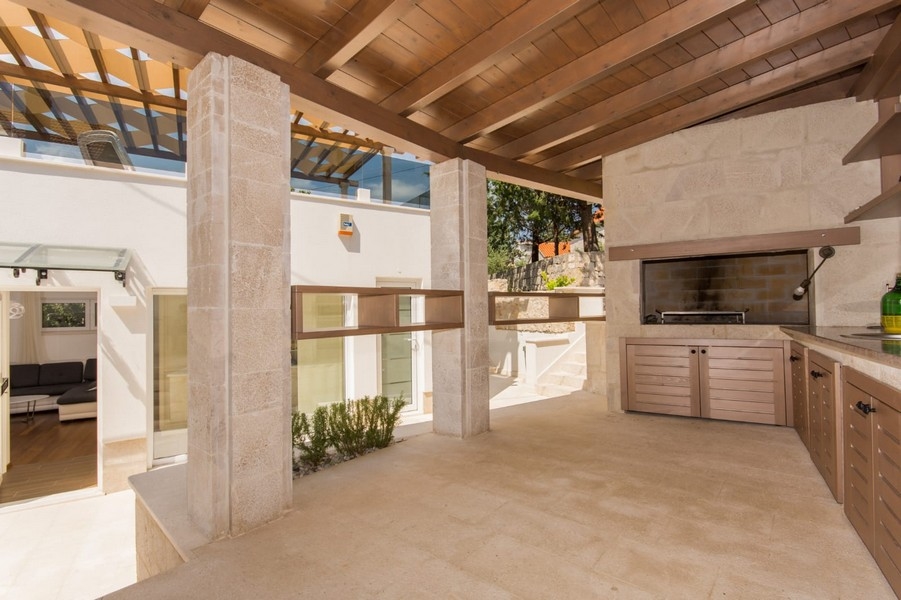 Krytá letná kuchyňa s grilom