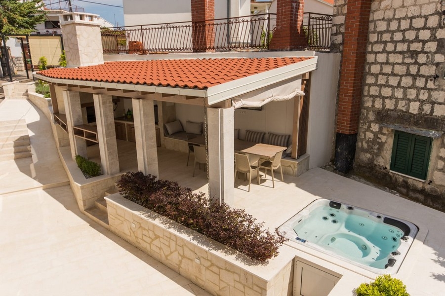 Terasa s vírivkou a krytým posedením