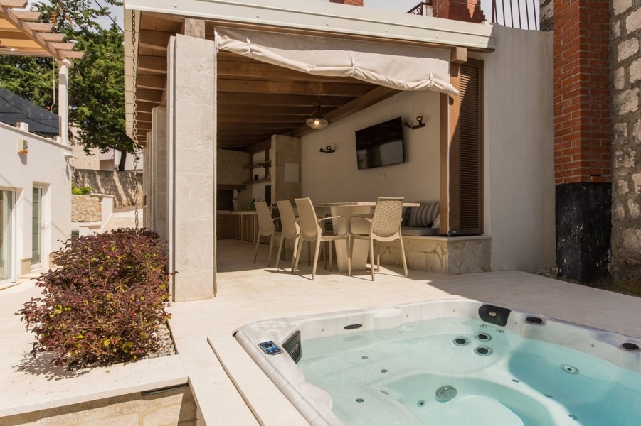 Jacuzzi pred krytým jedálenským kútom