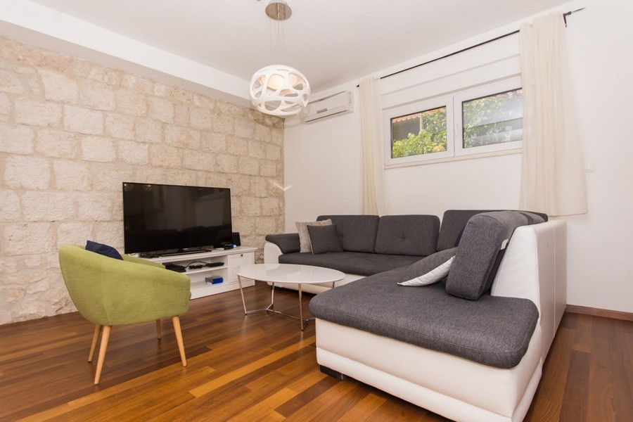 Obývacia izba s pohovkou a TV