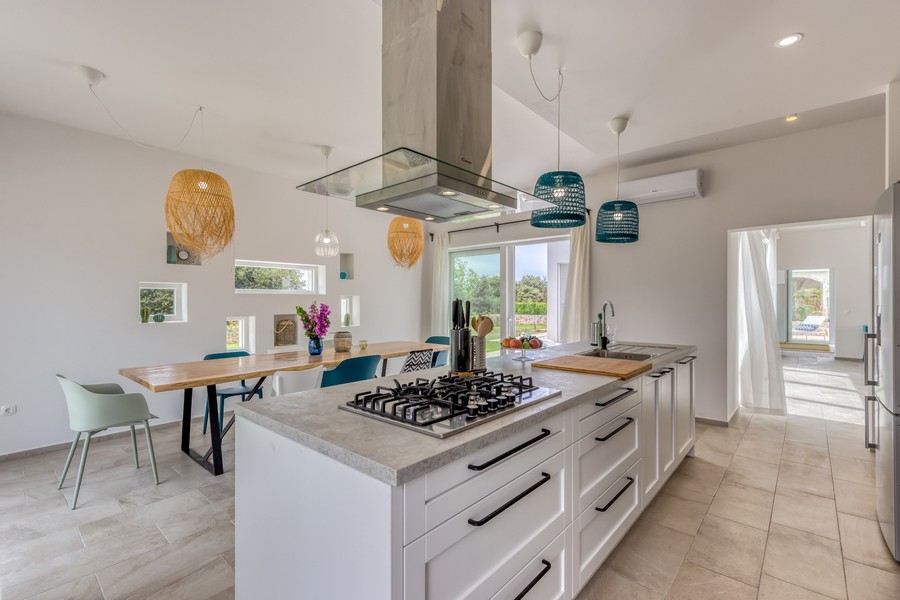 Kuchyňa s ostrovčekom na varenie a jedálenským kútom