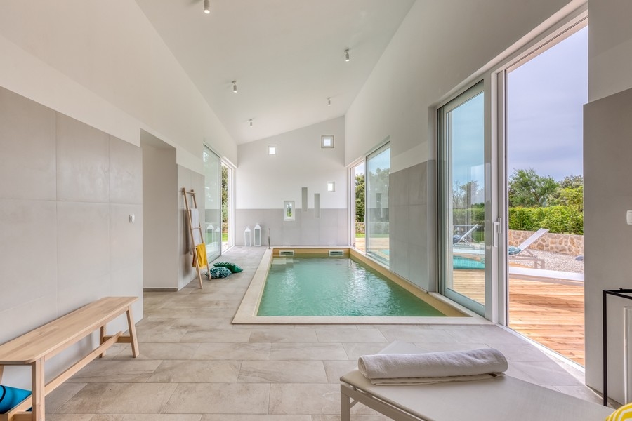 Vnútorný bazén s veľkými posuvnými dverami