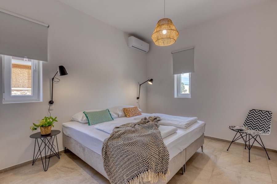 Spálňa s manželskou posteľou a klimatizáciou