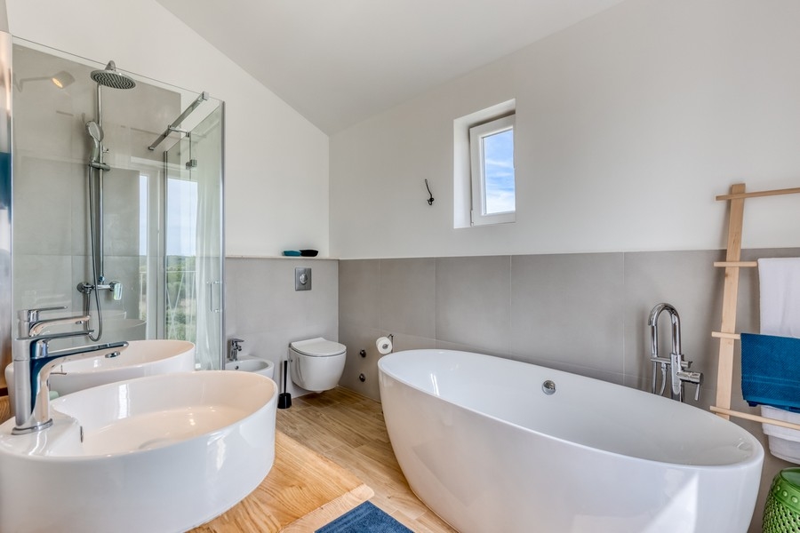 Moderná kúpeľňa s voľne stojacou vaňou