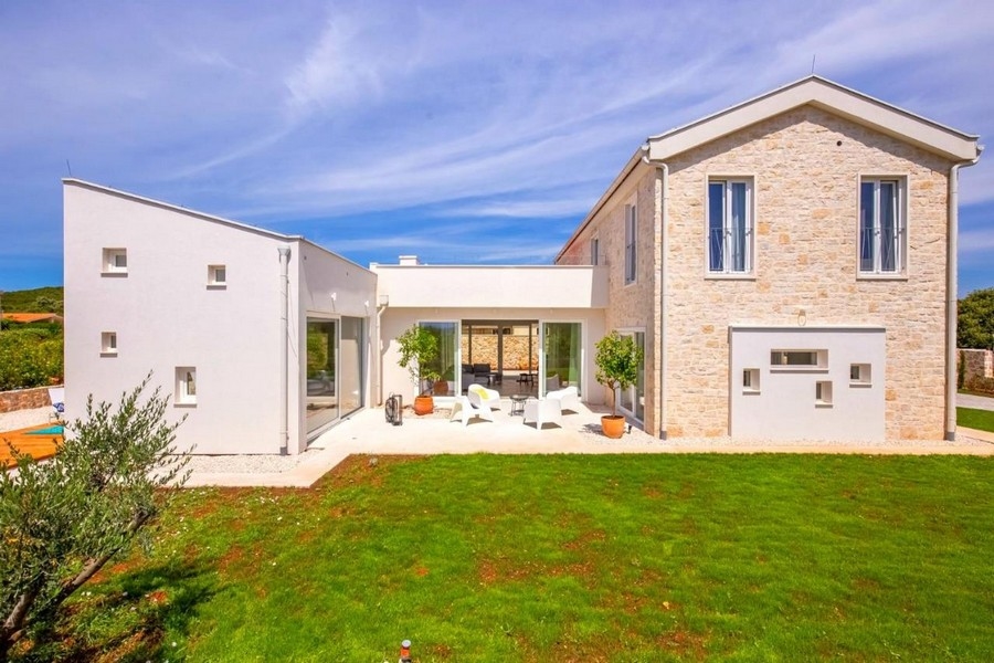 Moderná vila s fasádou z prírodného kameňa a záhradou