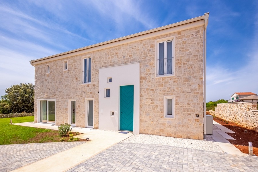 Vstupný priestor vily s nápadnými vchodovými dverami