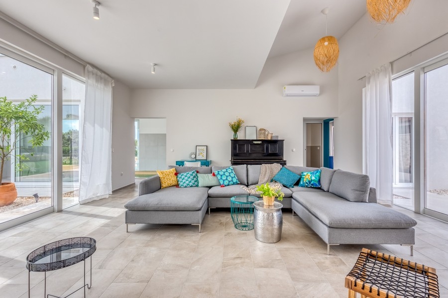 Svetlá obývacia izba s veľkým preskleným priečelím