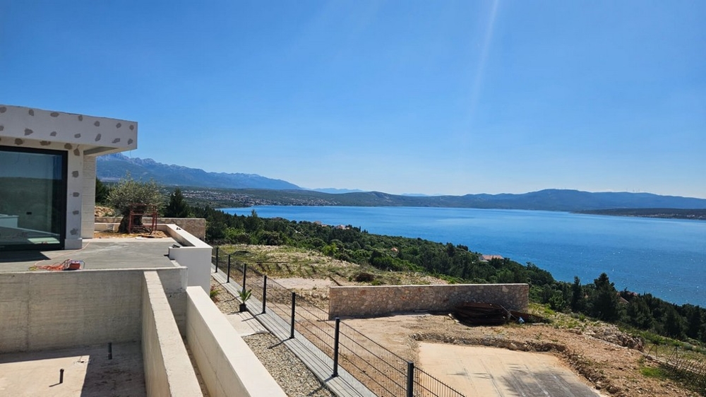 Pohľad na pobrežie s panorámou otvoreného mora