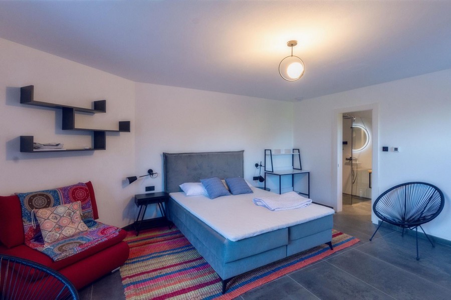 Spálňa s manželskou posteľou a kúpeľňou