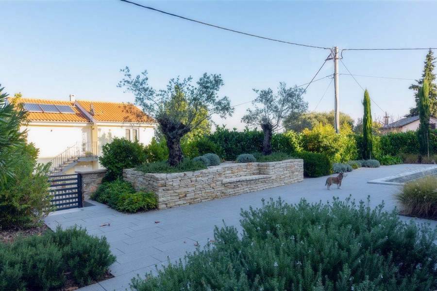 Dobre udržiavaná stredomorská záhrada