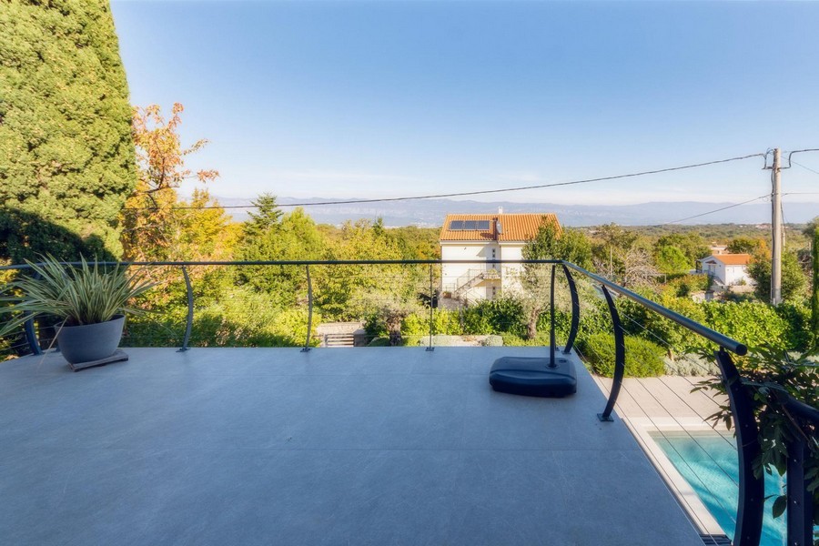 Široký výhľad z hornej terasy