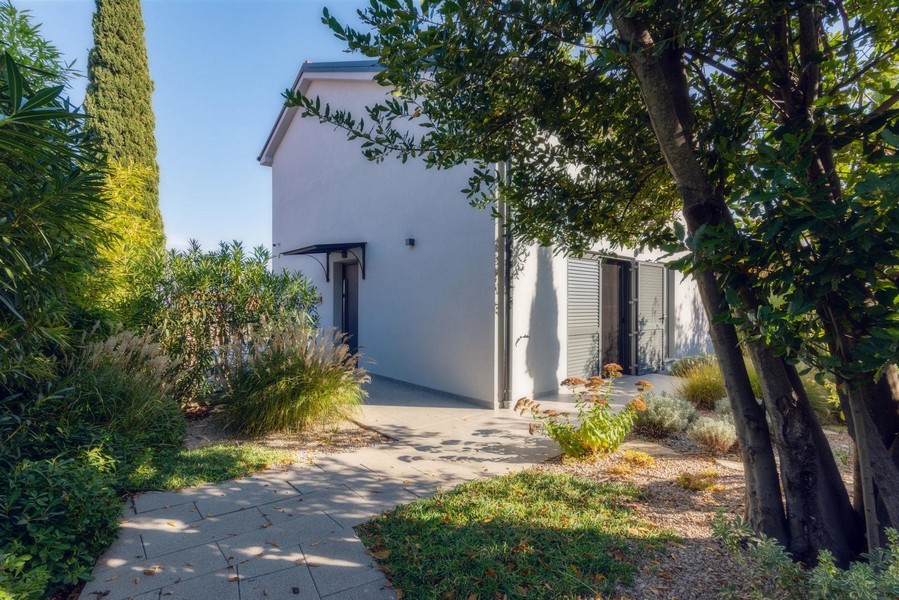 Zadná časť domu so záhradným chodníkom