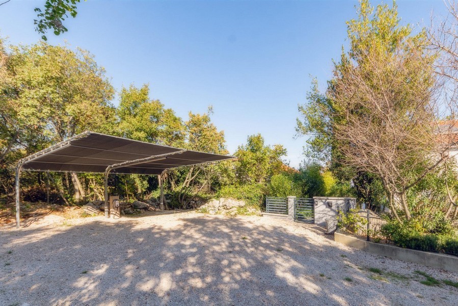 Tienisté vonkajšie parkovacie miesto