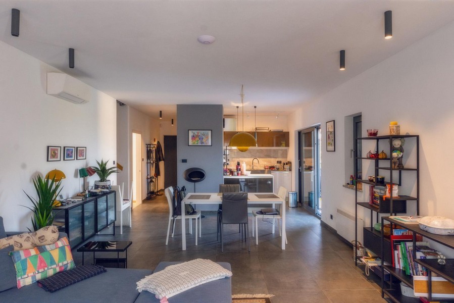 Obývacia časť s prístupom do kuchyne