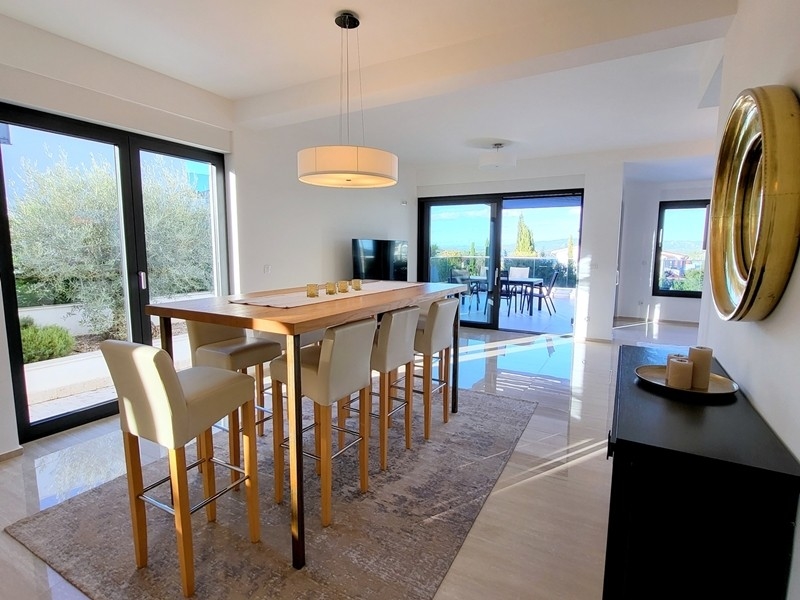 Jedálenský kút s výhľadom na terasu