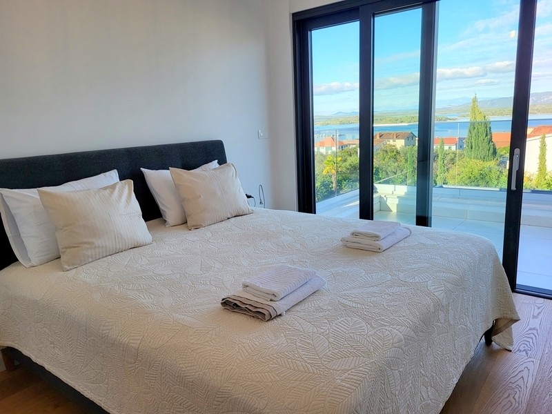Spálňa s výhľadom na more a balkónom