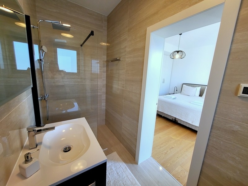 Moderná kúpeľňa so sprchovacím kútom